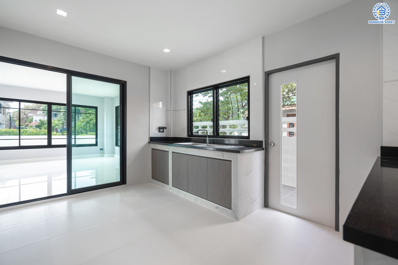 บ้านมือสองตกแต่งใหม่ ม.เมืองเอกประจิม พหลโยธิน87 ตกแต่งครบทุกฟังก์ชัน เนื้อที่ 200 ตร.ว. 3 ห้องนอน 5 ห้องน้ำ 1 ห้องรับรอง จอดรถได้ 3 คัน เชื่อมต่อทุกการเดินทาง ใกล้รถไฟฟ้าสายสีแดง "สถานีหลักหก"และทางด่วน "ศรีสมาน"